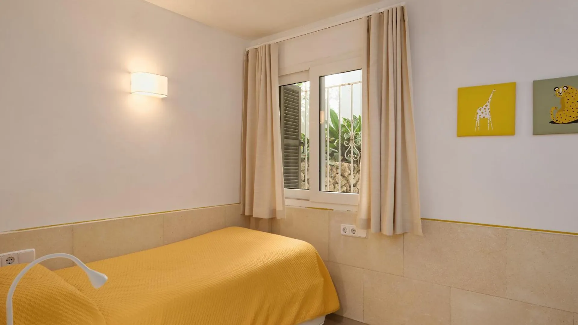 Waterfront Apartment 'Maria'. Pool. Wifi Santanyi