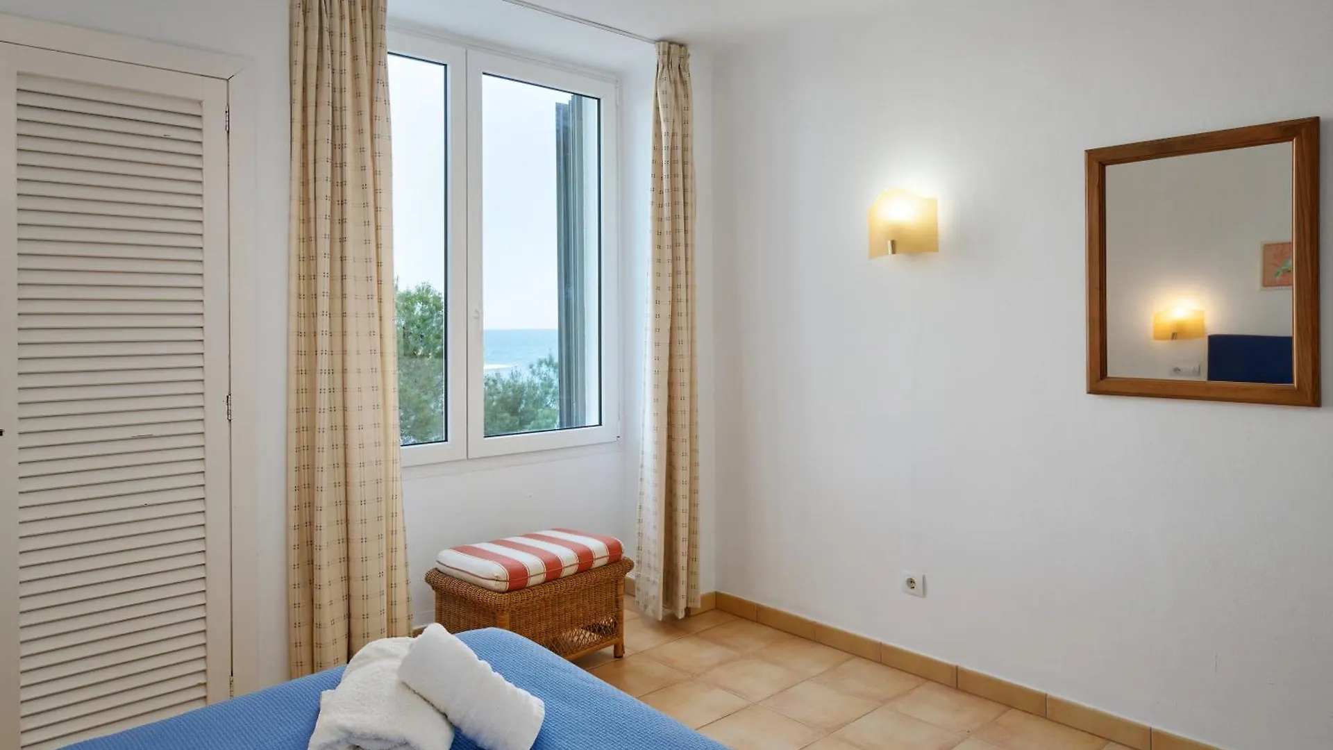 Waterfront Apartment 'Maria'. Pool. Wifi Santanyi