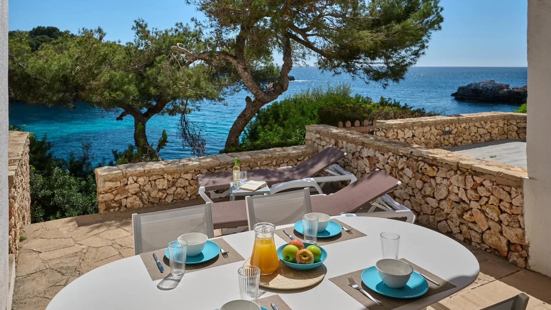Waterfront Apartment 'Maria'. Pool. Wifi Santanyi