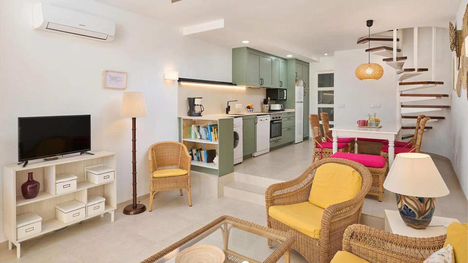 Waterfront Apartment 'Maria'. Pool. Wifi Santanyi